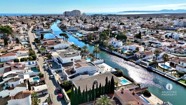 3 sypialnia Willa na sprzedaż w Empuriabrava, Castelló d'Empúries z basenem - 1 595 000 € (Ref: 9009821)