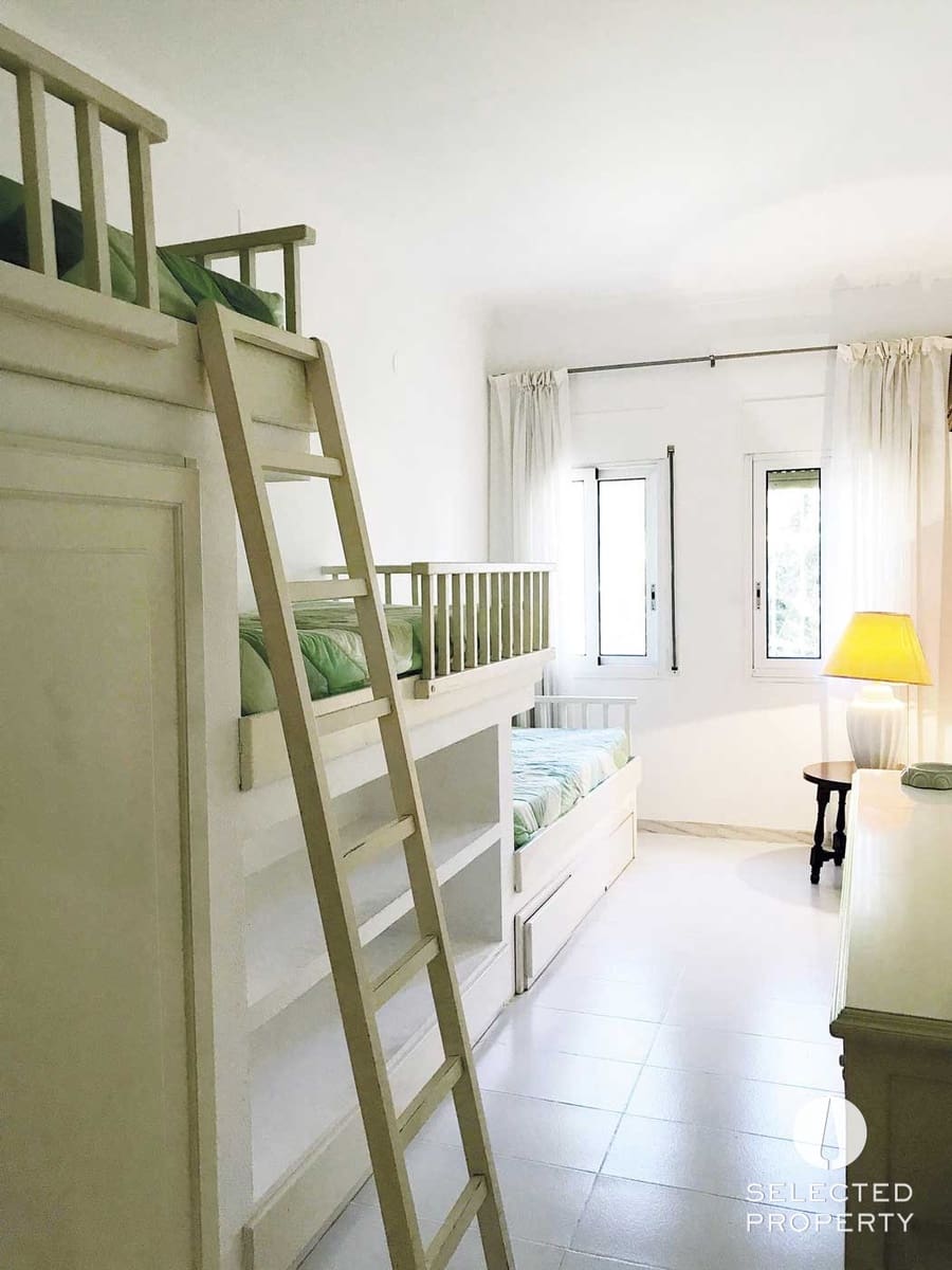 9 soveværelse Byhus til salg i Roses med swimmingpool - € 997.850 (Ref: 9013503)