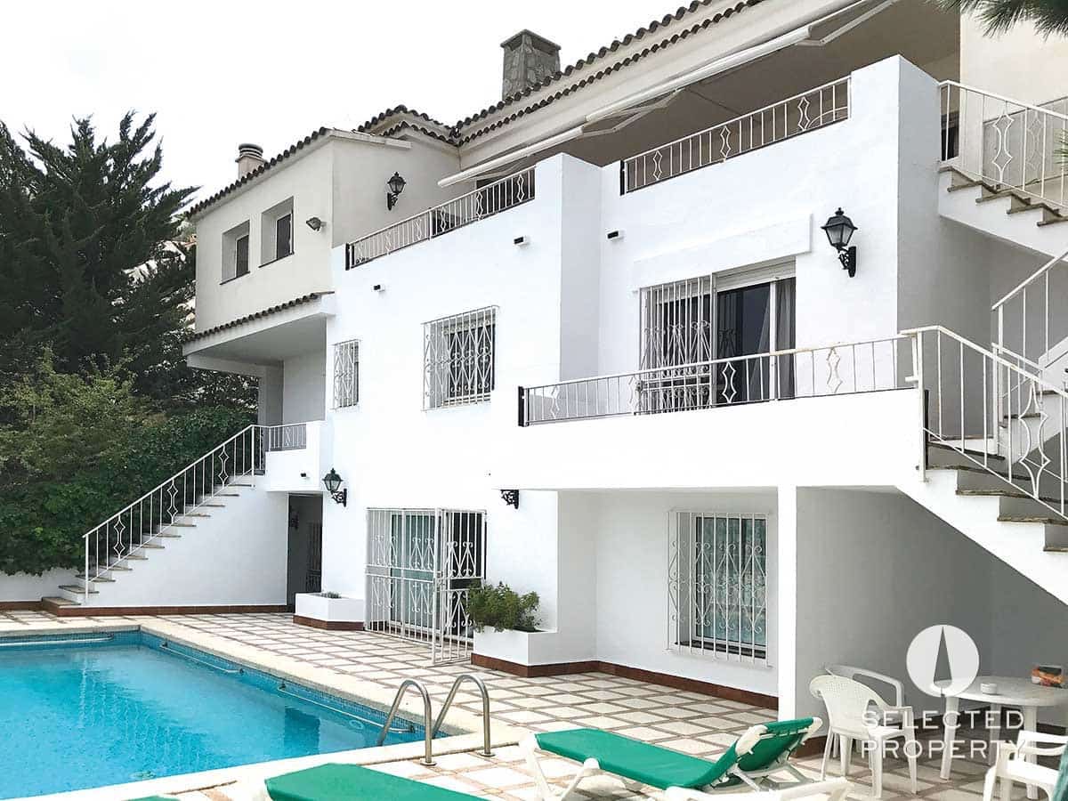 9 soveværelse Byhus til salg i Roses med swimmingpool - € 997.850 (Ref: 9013503)