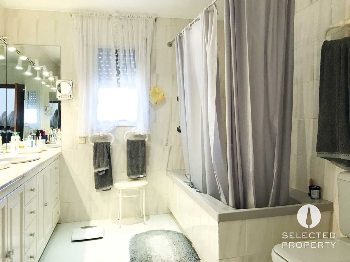 9 soveværelse Byhus til salg i Roses med swimmingpool - € 997.850 (Ref: 9013503)