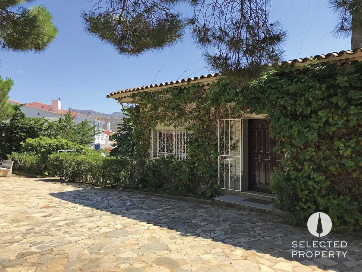 9 soveværelse Byhus til salg i Roses med swimmingpool - € 997.850 (Ref: 9013503)