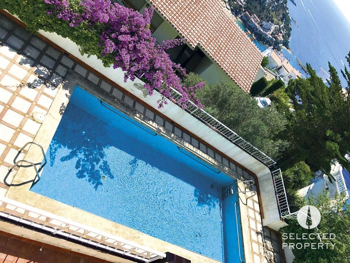 9 soveværelse Byhus til salg i Roses med swimmingpool - € 997.850 (Ref: 9013503)