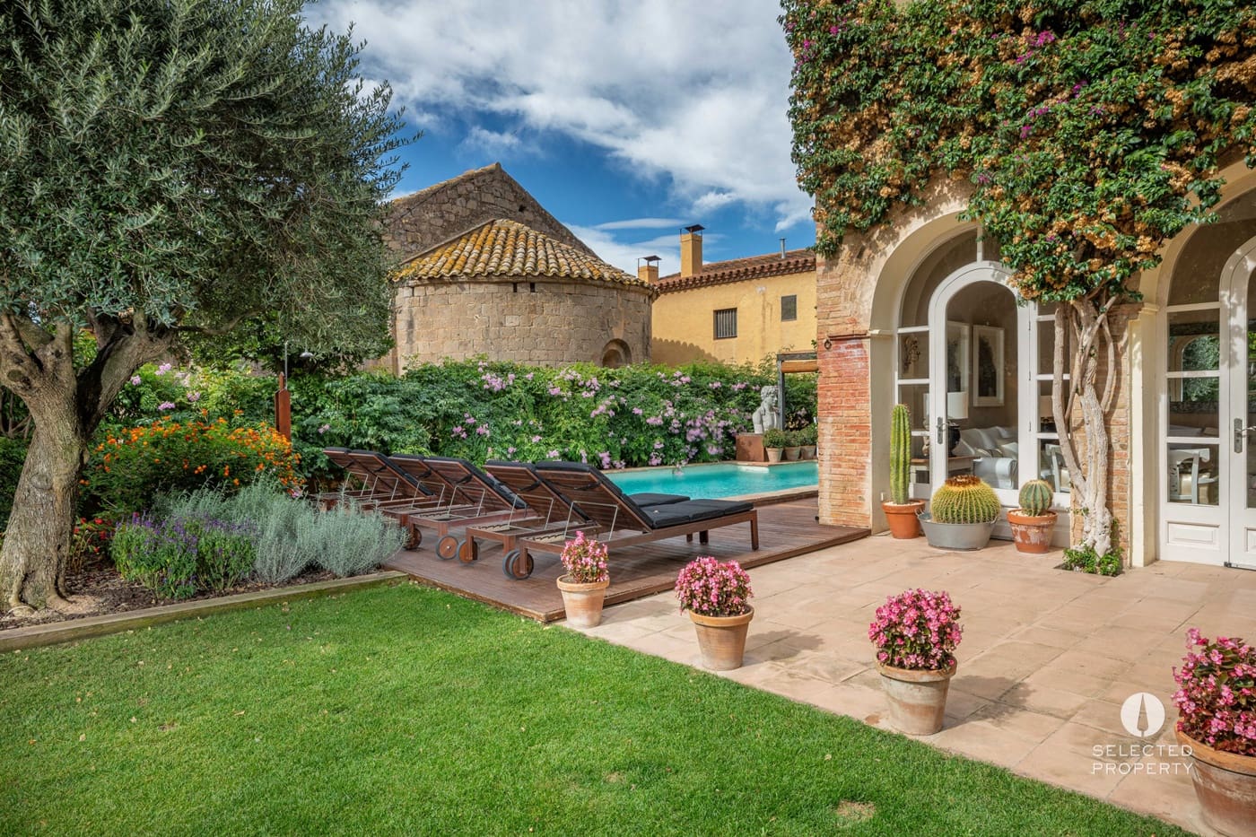 8 bedroom Hotel for sale in Torroella de Fluvia with pool - € 1,495,000 (Ref: 9403656)