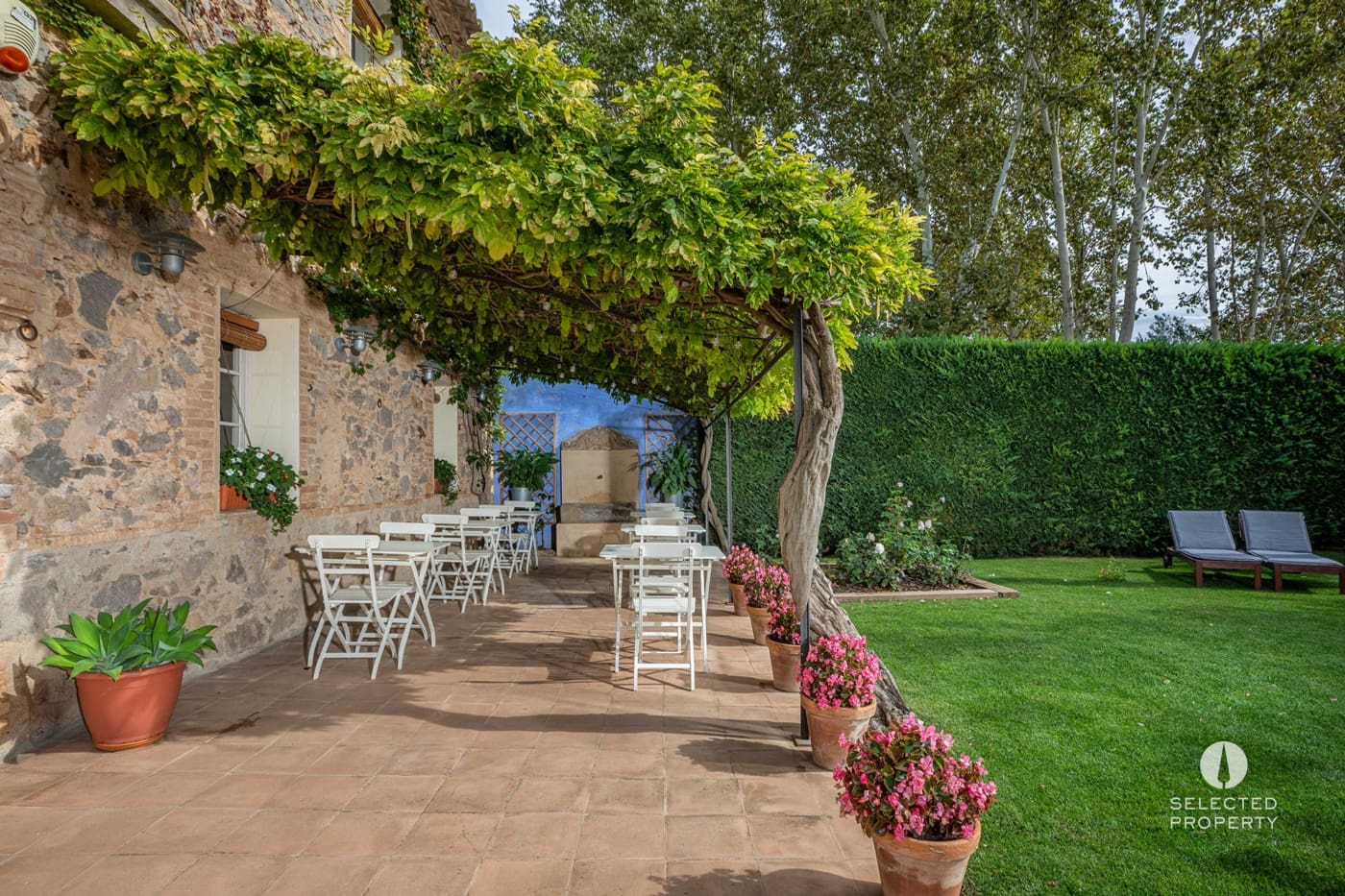 8 bedroom Hotel for sale in Torroella de Fluvia with pool - € 1,495,000 (Ref: 9403656)