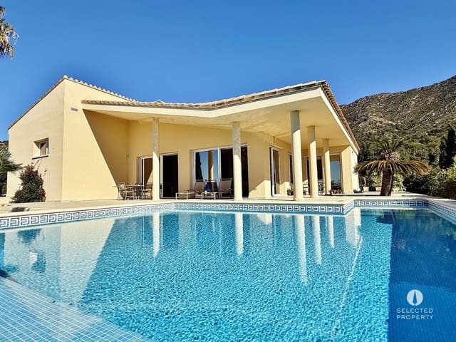 4 bedroom Villa for sale in Roses with pool - € 1,250,000 (Ref: 9618699)