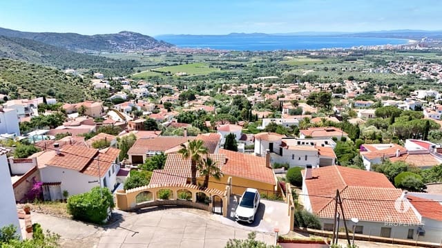 Casa de 4 habitaciones en Roses en venta con piscina - 665.000 € (Ref: 9618701)