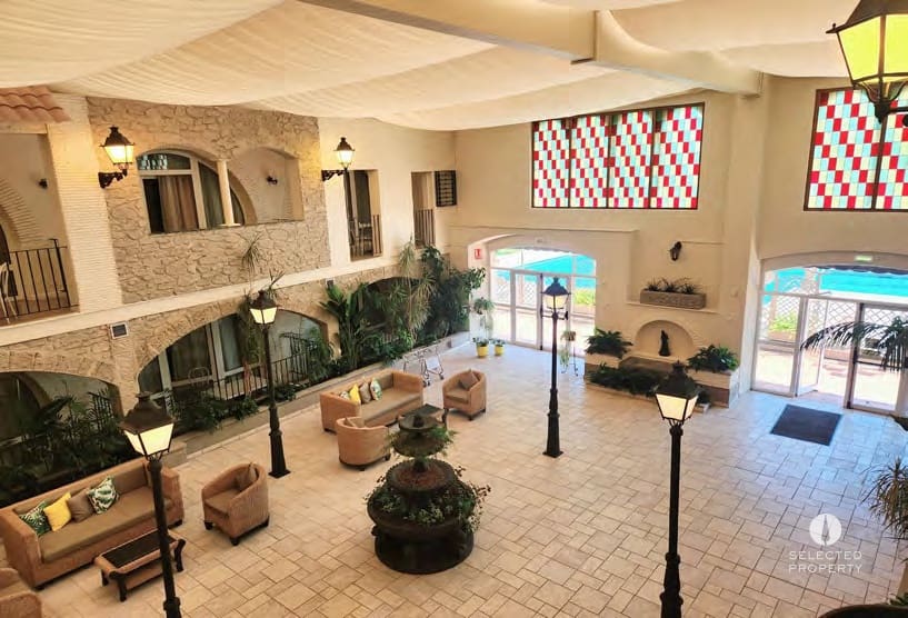 Hotel te koop in Empuriabrava - € 5.000.000 (Ref: 9863442)