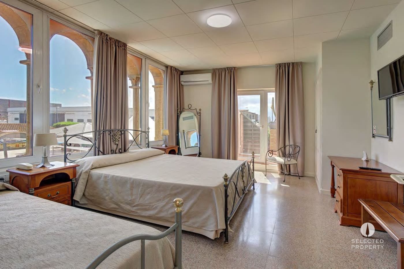 Hotel te koop in Empuriabrava - € 5.000.000 (Ref: 9863442)