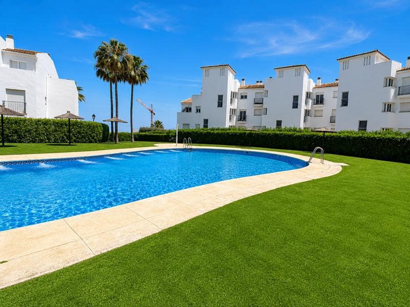 Piso de 2 habitaciones en San Luis de Sabinillas en venta con piscina garaje - 232.500 € (Ref: 10008114)