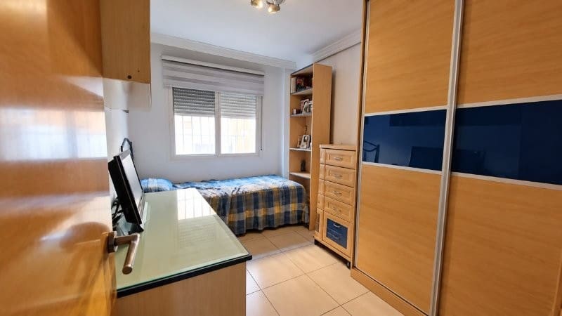 3 bedroom Flat for sale in Malaga city - € 300,000 (Ref: 10127297)
