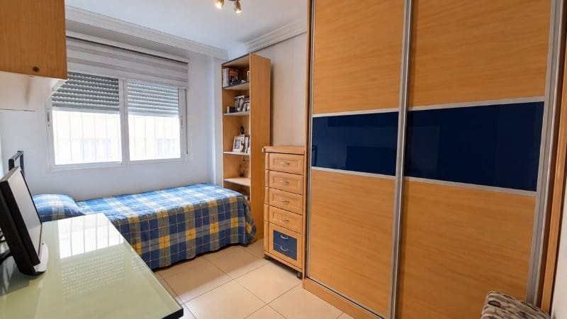 3 bedroom Flat for sale in Malaga city - € 300,000 (Ref: 10127297)