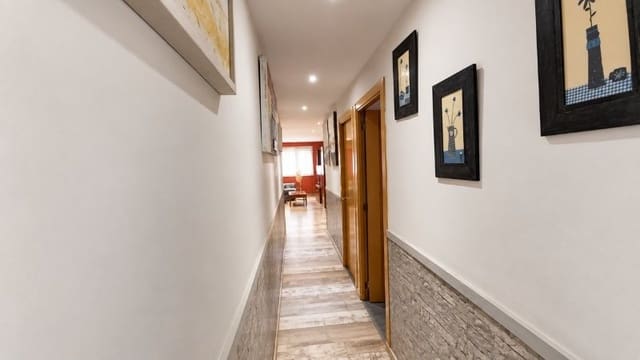 3 bedroom Flat for sale in Suarez, Málaga city - € 300,000 (Ref: 10127297)