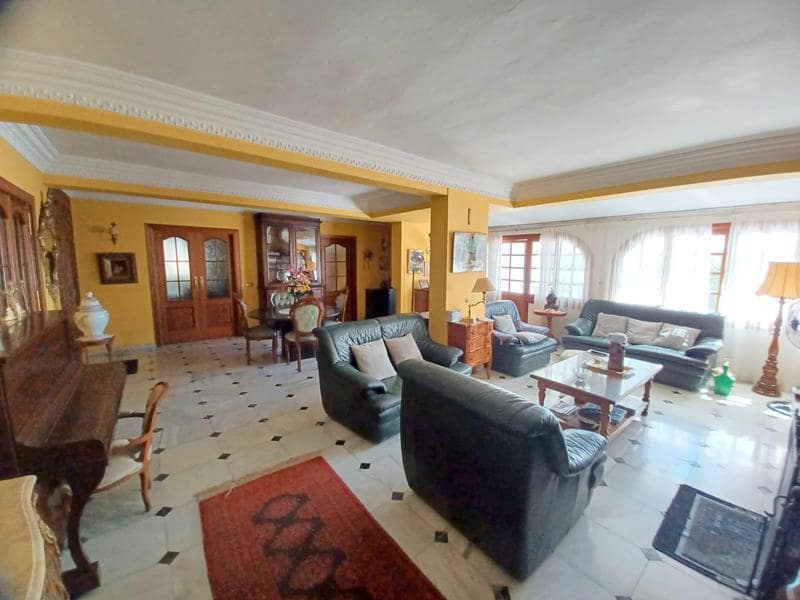 5 makuuhuone Huvila myytävänä paikassa Estepona mukana uima-altaan 
autotalli - 2 500 000 € (Ref: 3497509)