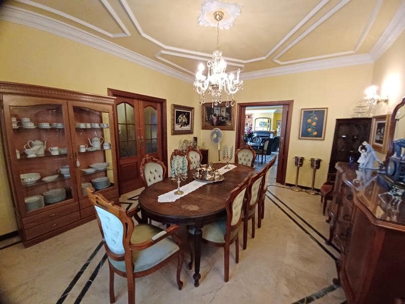 5 makuuhuone Huvila myytävänä paikassa Estepona mukana uima-altaan 
autotalli - 2 500 000 € (Ref: 3497509)