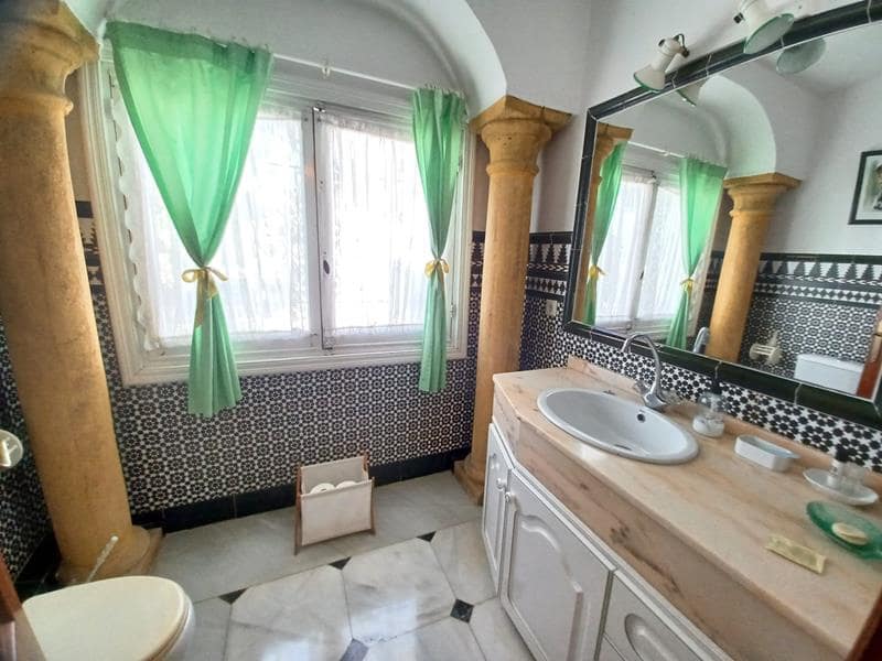 5 makuuhuone Huvila myytävänä paikassa Estepona mukana uima-altaan 
autotalli - 2 500 000 € (Ref: 3497509)