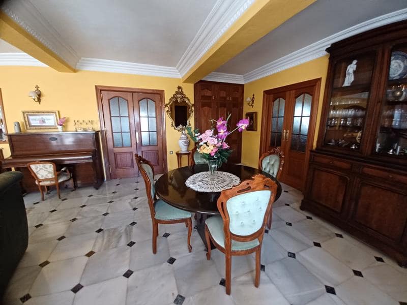 5 makuuhuone Huvila myytävänä paikassa Estepona mukana uima-altaan 
autotalli - 2 500 000 € (Ref: 3497509)