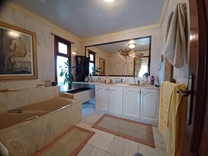 5 makuuhuone Huvila myytävänä paikassa Estepona mukana uima-altaan 
autotalli - 2 500 000 € (Ref: 3497509)