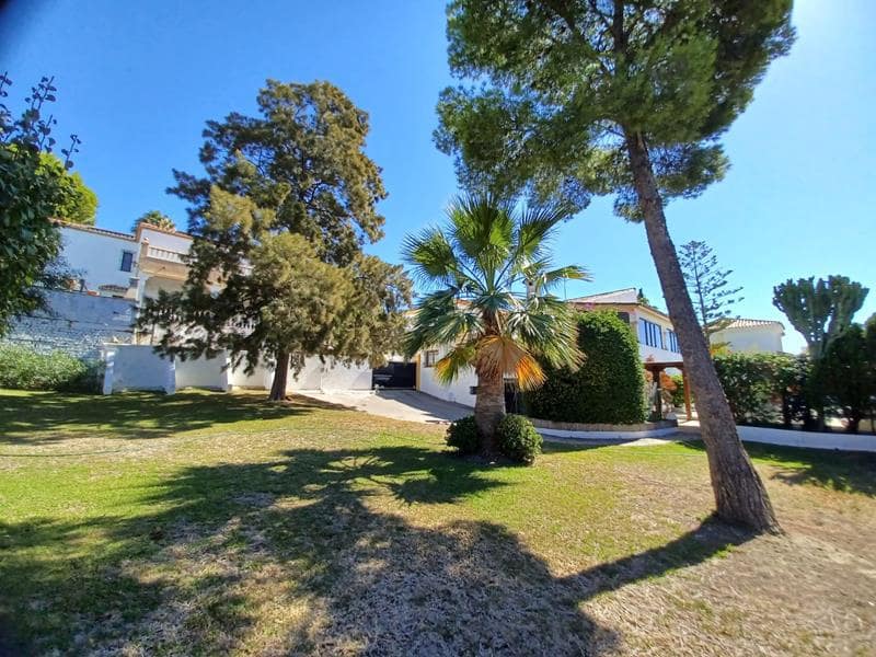 5 makuuhuone Huvila myytävänä paikassa Estepona mukana uima-altaan 
autotalli - 2 500 000 € (Ref: 3497509)