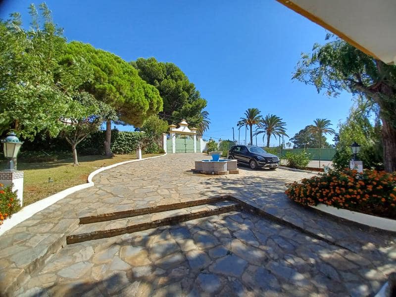 5 makuuhuone Huvila myytävänä paikassa Estepona mukana uima-altaan 
autotalli - 2 500 000 € (Ref: 3497509)