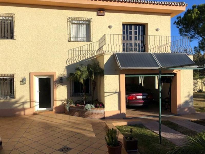 6 bedroom Villa for sale in Estepona with pool - € 1,200,000 (Ref: 4158925)
