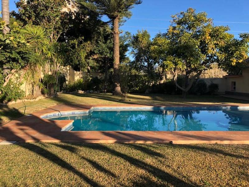 6 bedroom Villa for sale in Estepona with pool - € 1,200,000 (Ref: 4158925)