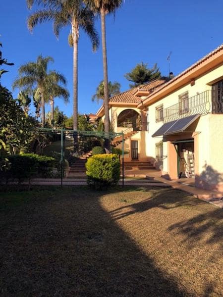 6 bedroom Villa for sale in Estepona with pool - € 1,200,000 (Ref: 4158925)