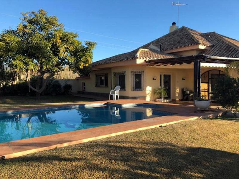6 bedroom Villa for sale in Estepona with pool - € 1,200,000 (Ref: 4158925)