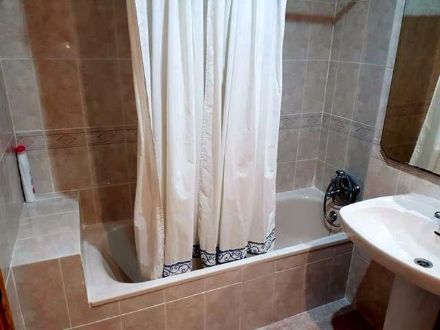 3 slaapkamer Flat te huur in Málaga stad - € 1.400 (Ref: 4164977)