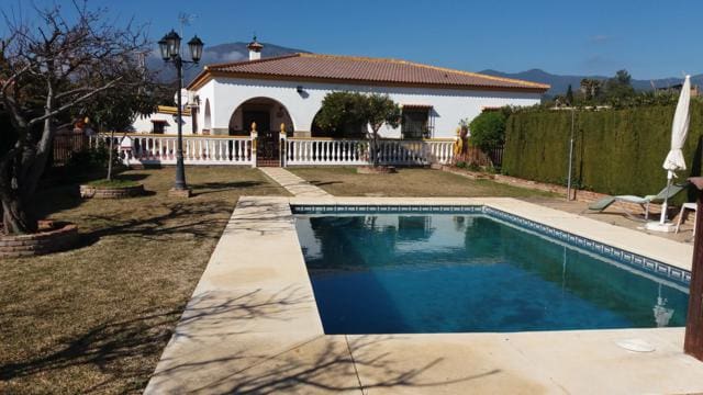 3 bedroom Villa for sale in Estepona with pool garage - € 763,500 (Ref: 4320020)