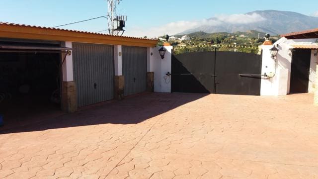 3 bedroom Villa for sale in Estepona with pool garage - € 763,500 (Ref: 4320020)