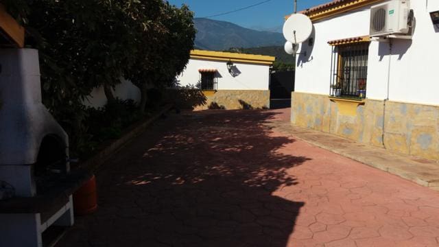 3 bedroom Villa for sale in Estepona with pool garage - € 763,500 (Ref: 4320020)