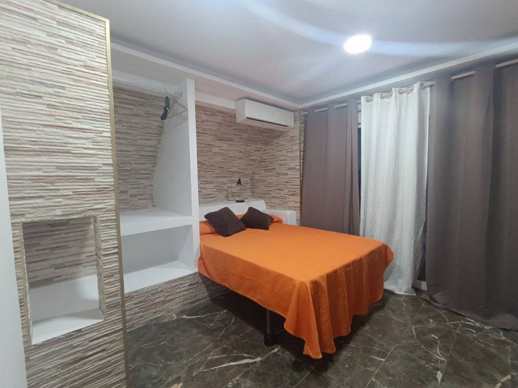 4 bedroom Flat for rent in Malaga city - € 1,400 (Ref: 8930772)