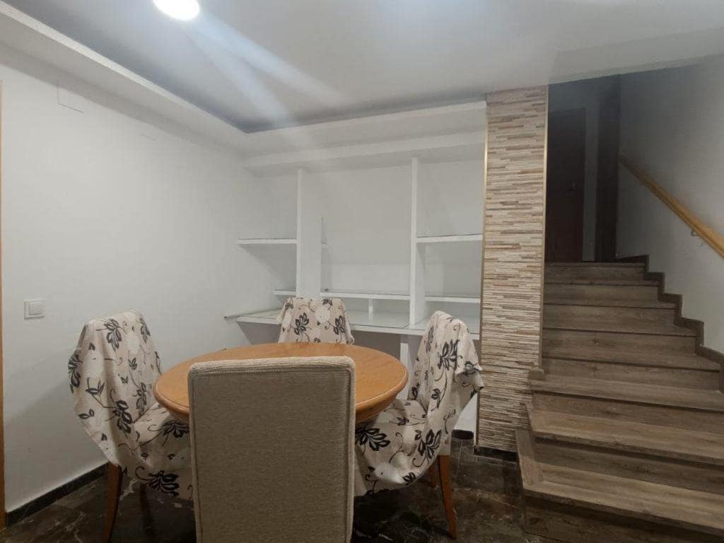 4 bedroom Flat for rent in Malaga city - € 1,400 (Ref: 8930772)