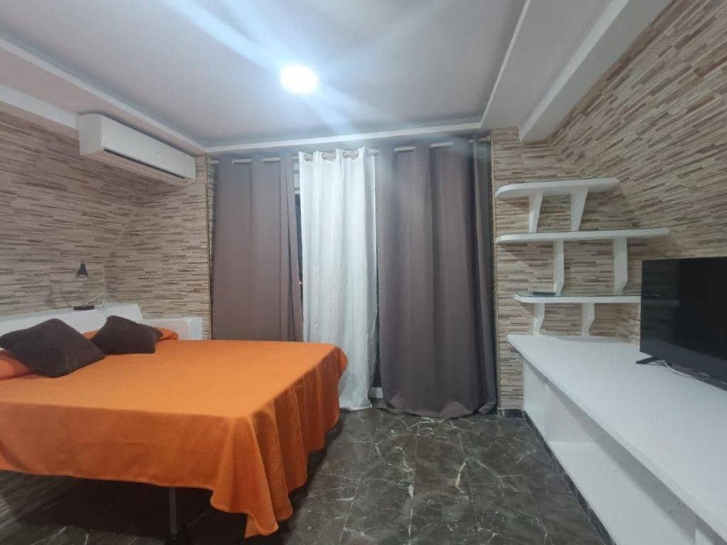 4 bedroom Flat for rent in Malaga city - € 1,400 (Ref: 8930772)