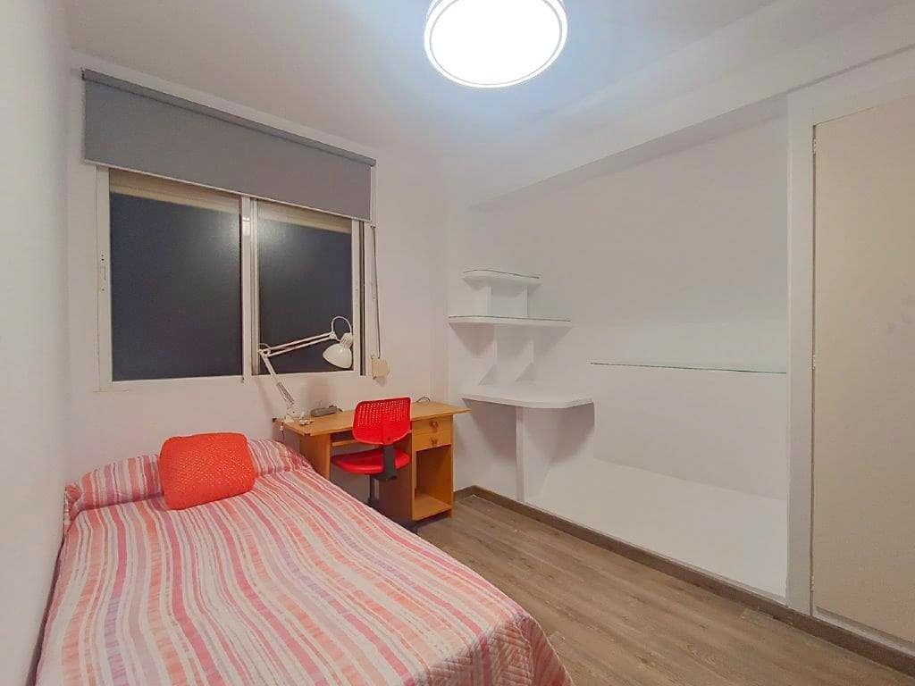 4 bedroom Flat for rent in Malaga city - € 1,400 (Ref: 8930772)