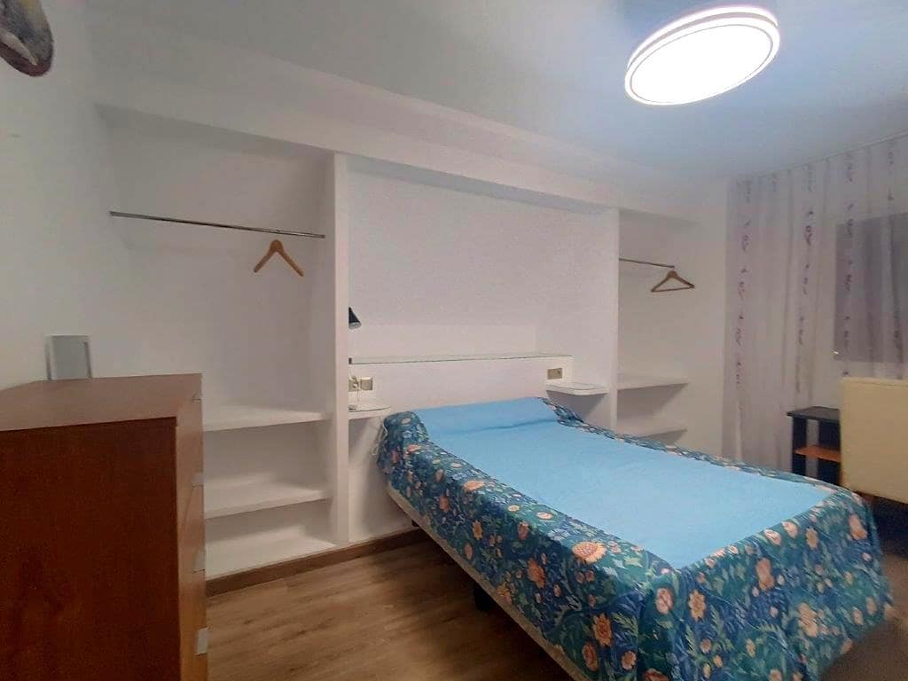 4 bedroom Flat for rent in Malaga city - € 1,400 (Ref: 8930772)