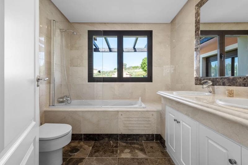 Chalet de 3 habitaciones en Estepona en venta con piscina - 977.500 € (Ref: 8930805)