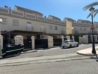 3 soveværelse Rækkehus til salg i San Luis de Sabinillas med swimmingpool garage - € 180.000 (Ref: 8930866)