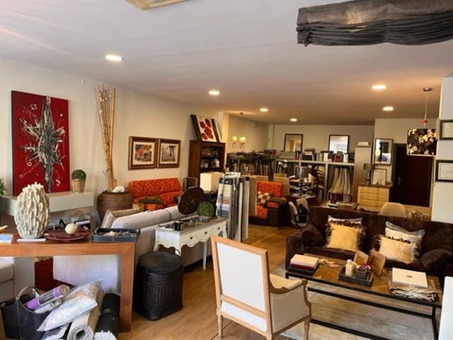 Kommersiell til salgs i Estepona - € 380 000 (Ref: 8930914)