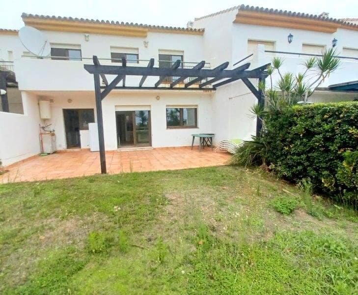 4 quarto Moradia em Banda para venda em San Luis de Sabinillas com piscina - 485 000 € (Ref: 8930916)