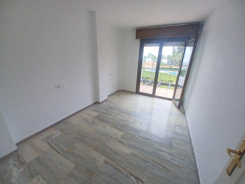 4 quarto Moradia em Banda para venda em San Luis de Sabinillas com piscina - 485 000 € (Ref: 8930916)