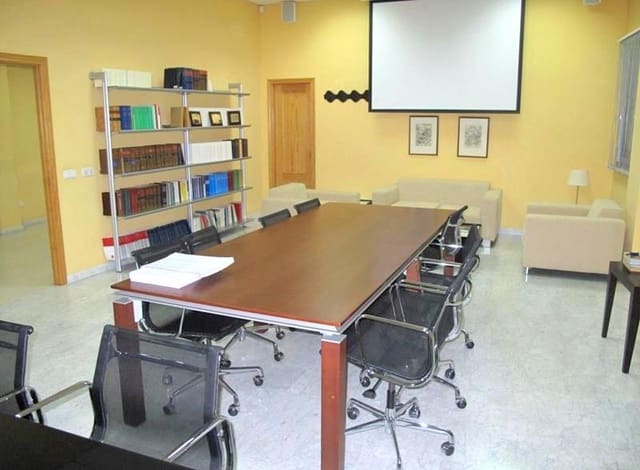 Komercyjne na sprzedaż w Estepona z garażem - 910 000 € (Ref: 8930978)