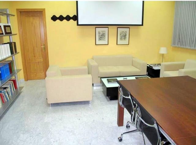 Komercyjne na sprzedaż w Estepona z garażem - 910 000 € (Ref: 8930978)