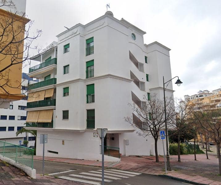 2 bedroom Flat for sale in Estepona with garage - € 403,000 (Ref: 8997363)