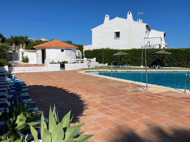 3 soveværelse Rækkehus til salg i San Luis de Sabinillas med swimmingpool - € 395.000 (Ref: 9087521)