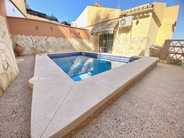3 soveværelse Byhus til leje i Puerto de la Torre, Málaga by med swimmingpool - € 1.350 (Ref: 9094718)
