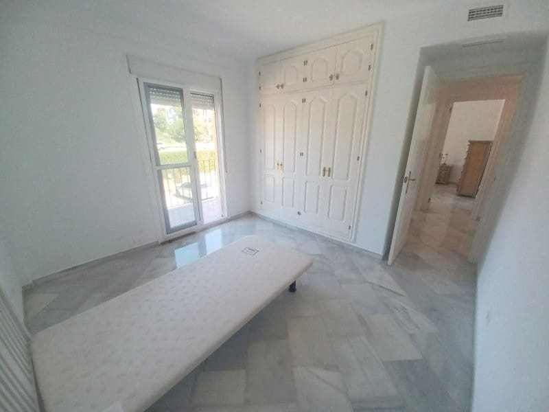 3 makuuhuone Asunto myytävänä paikassa San Luis de Sabinillas mukana uima-altaan - 495 000 € (Ref: 9191885)