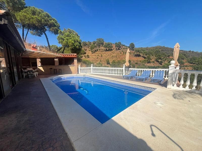 Casa de 3 habitaciones en Estepona en venta con piscina - 525.000 € (Ref: 9216710)