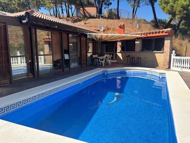 Casa de 3 habitaciones en Estepona en venta con piscina - 525.000 € (Ref: 9216710)