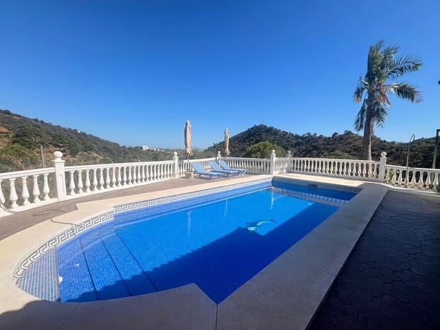 Casa de 3 habitaciones en Estepona en venta con piscina - 525.000 € (Ref: 9216710)